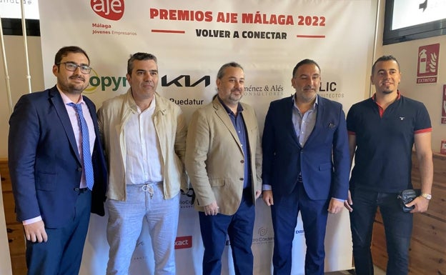 Imagen principal - En la primera imagen, Pablo García, Antonio Montero, Alberto López, Paco Hérnadez y Mahmoud Akbib. En la segunda, Beatriz Muñoz, Déborah Goya y Estefanía Blanca, trabajadoras de OnlyPharma. En la última, José González y Princesa Sánchez. 