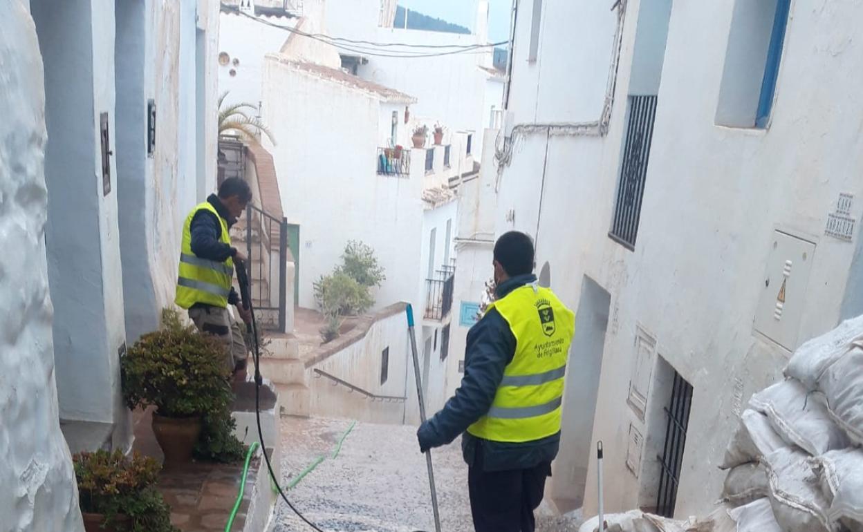 Operarios municipales limpiando la calima en el Barribarto. 