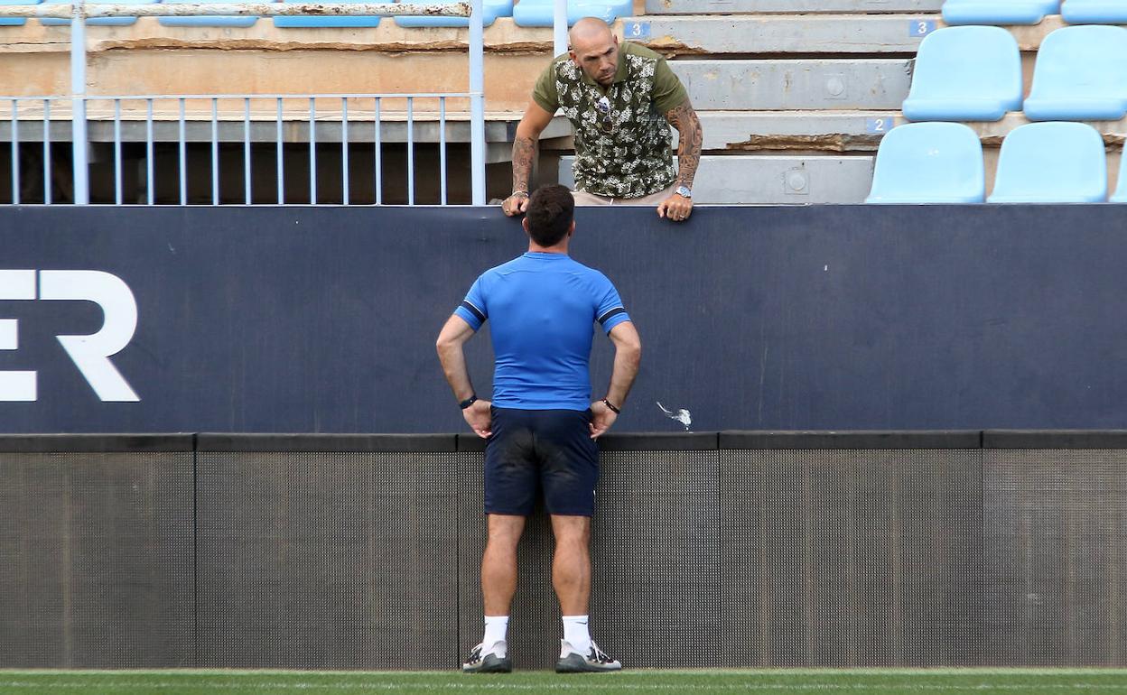Guede conversa con Manolo Gaspar durante el entrenamiento de ayer del Málaga. 
