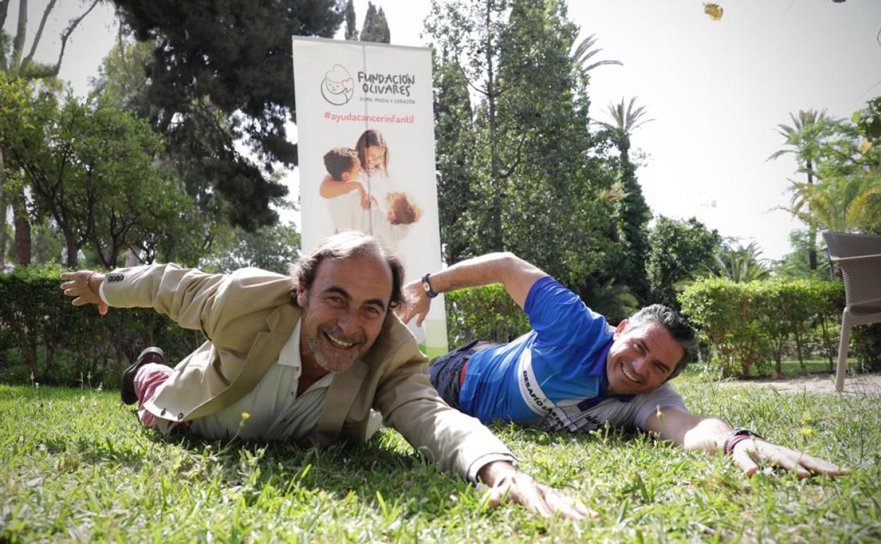 Andrés Olivares y el nadador Luis Portillo, ayer durante la presentación del reto