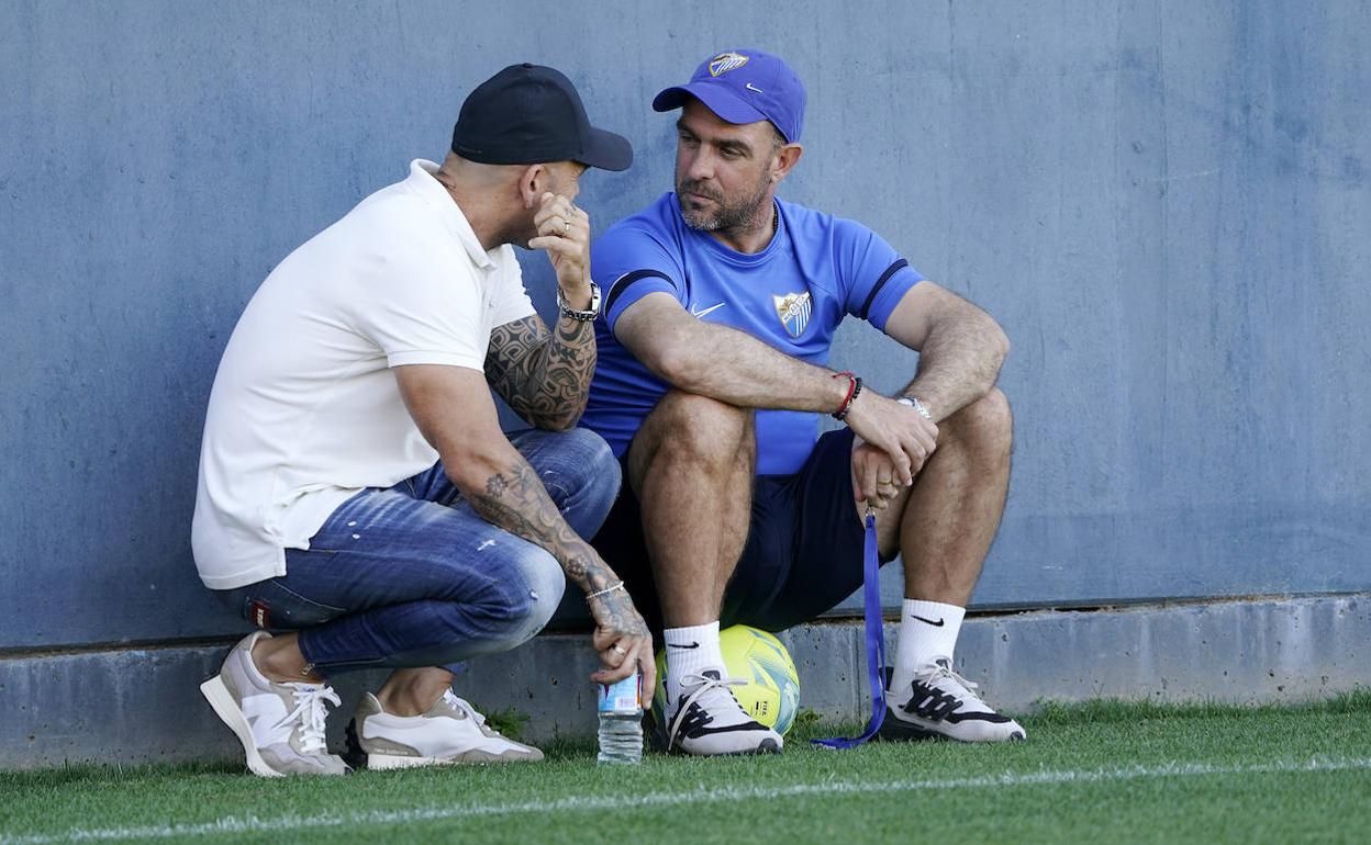 Manolo Gaspar y Pablo Guede conversan durante un entrenamiento reciente.