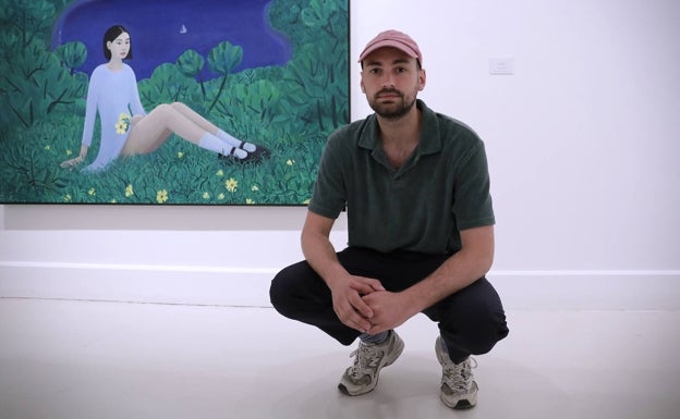 Imagen principal - En la imagen superior, Ben Sledsens; las fotografías inferiores, detalles de la exposición del artista belga. 