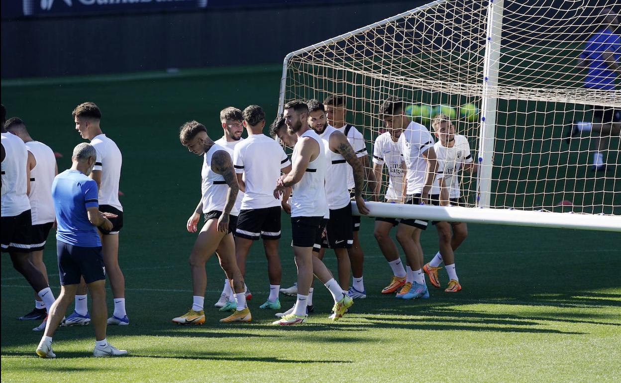 Jugadores del Málaga durante el entrenamiento de este viernes.