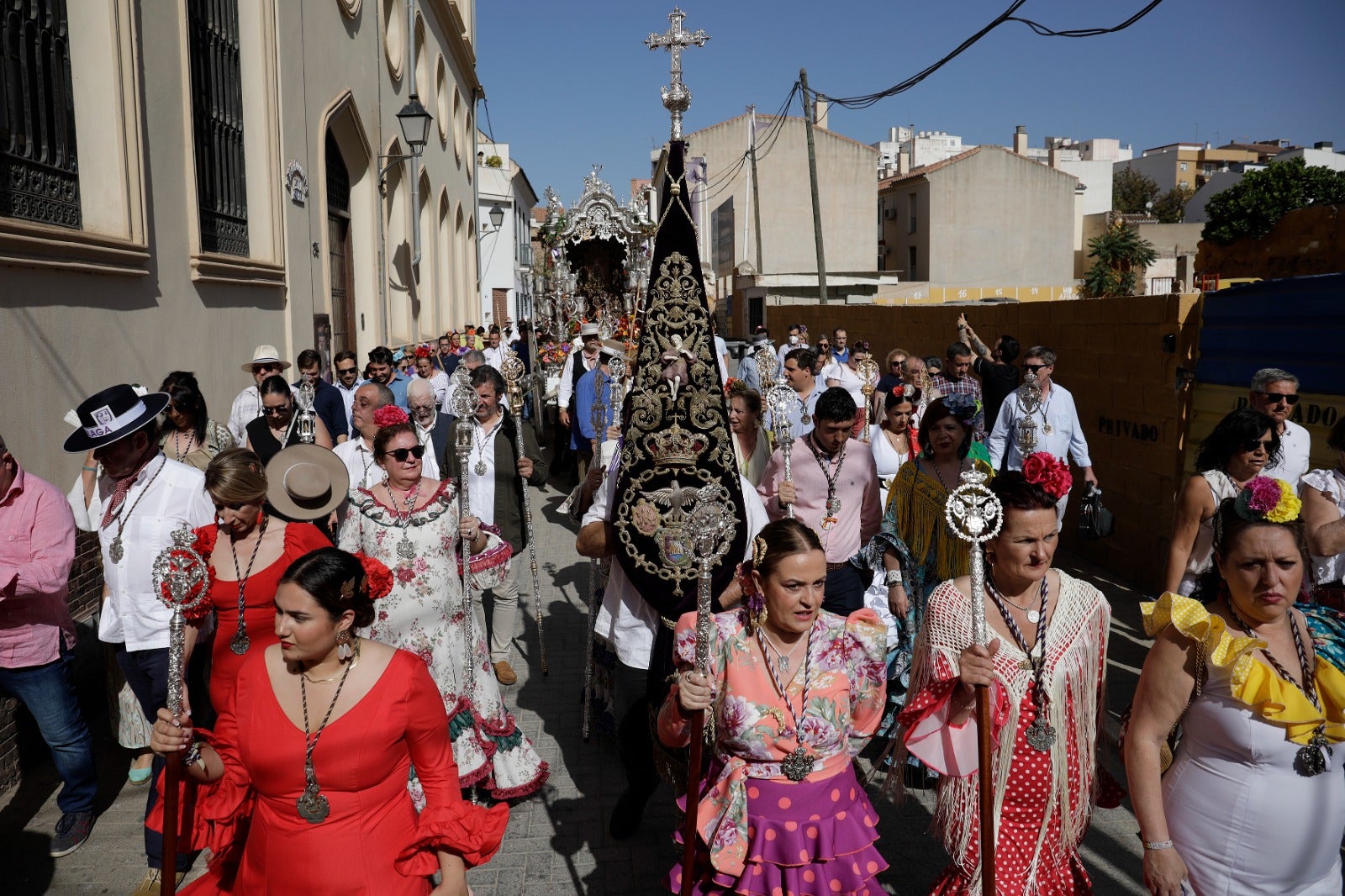 Los romeros han emprendido la marcha hacia Huelva este sábado 28 de mayo tras la misa oficiada a las 8.00 horas en la parroquia de la Santísima Trinidad, templo donde se encuentra establecida la corporación desde 2019.