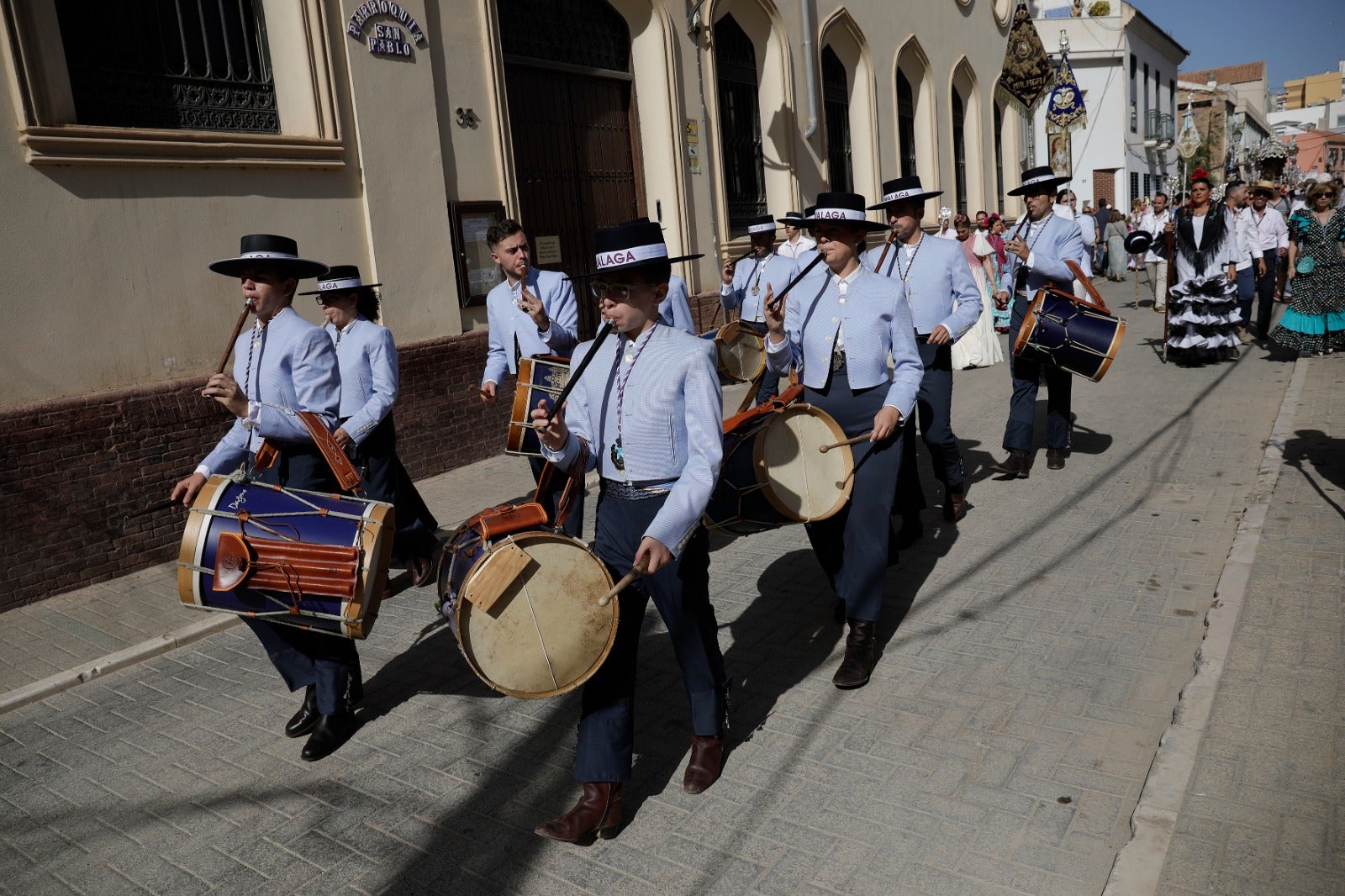 Los romeros han emprendido la marcha hacia Huelva este sábado 28 de mayo tras la misa oficiada a las 8.00 horas en la parroquia de la Santísima Trinidad, templo donde se encuentra establecida la corporación desde 2019.