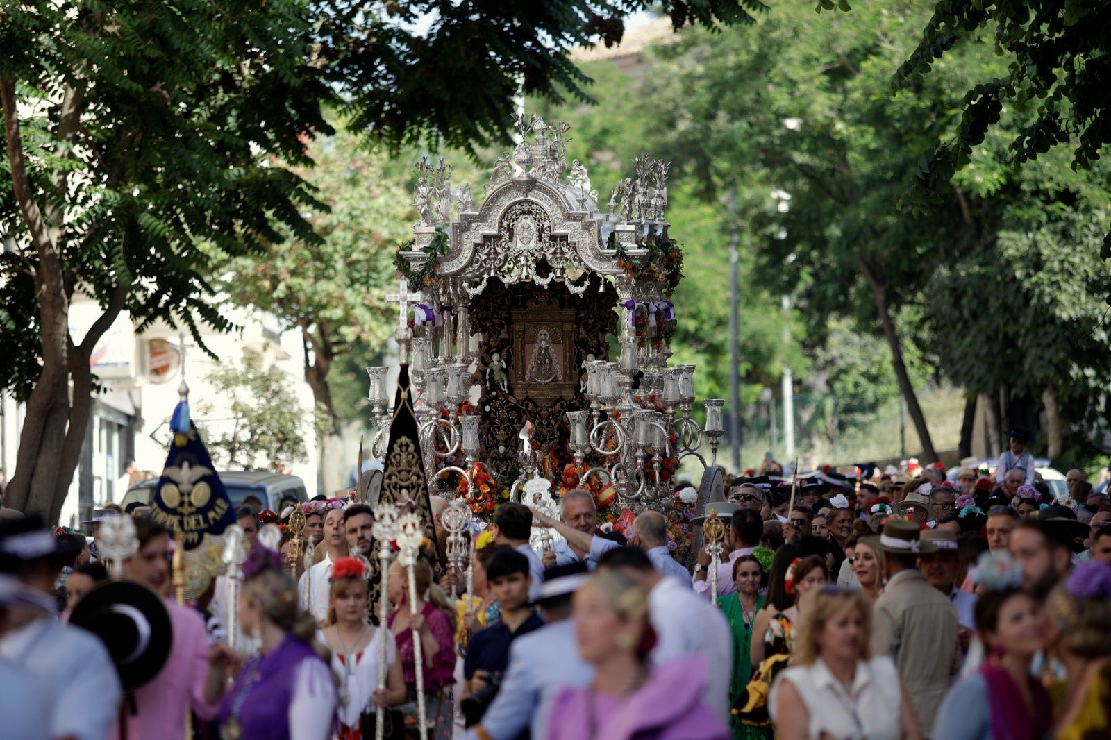 Los romeros han emprendido la marcha hacia Huelva este sábado 28 de mayo tras la misa oficiada a las 8.00 horas en la parroquia de la Santísima Trinidad, templo donde se encuentra establecida la corporación desde 2019.