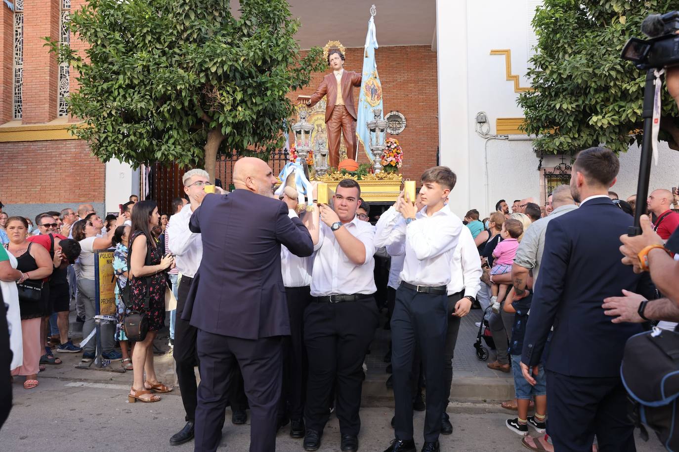 Procesión de María Auxiliadora por las calles de Málaga. 