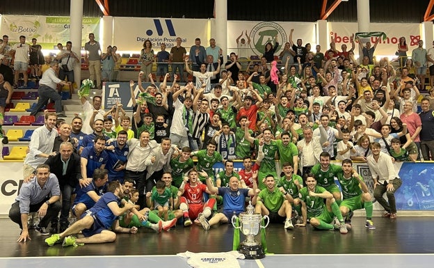 Los jugadores y aficionados posan, en el Fernando Argüelles, con la Copa del Rey ganada hace días. 