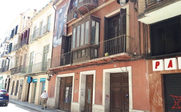 Fachada del edificio del número 38 de la calle Álamos que va a ser reformado. 