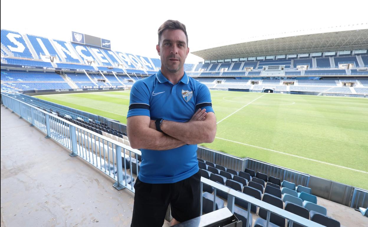 Pablo Guede, entrenador del Málaga, posa para SUR en el estadio de La Rosaleda.