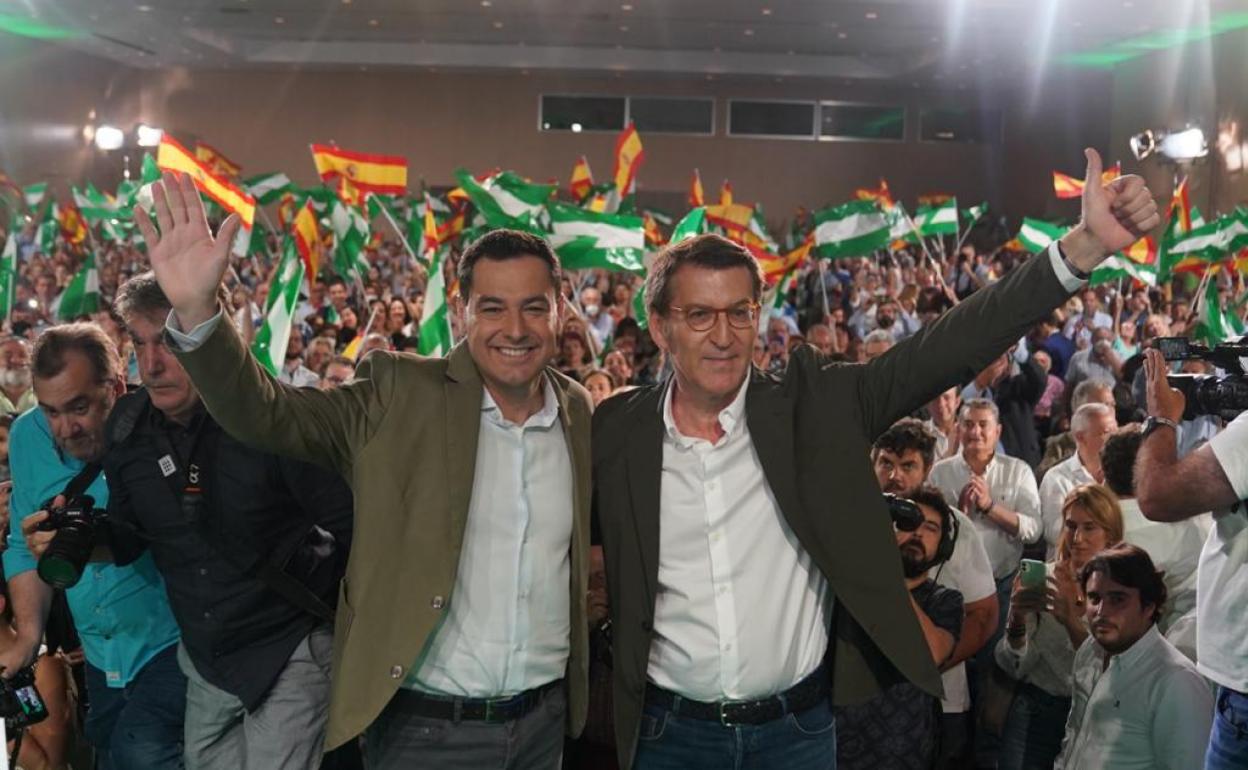 Juanma Moreno y Núñez Feijóo, en el mitin celebrado este domingo en Sevilla.