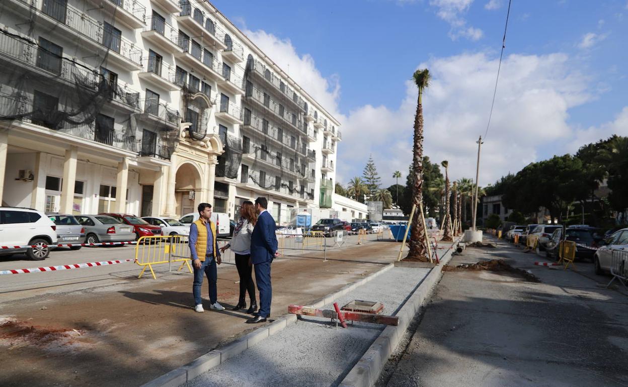 El edil de Obras, Diego López, y el del distrito de Nueva Andalucía, Cristóbal Garre, en su visita a los trabajos. 