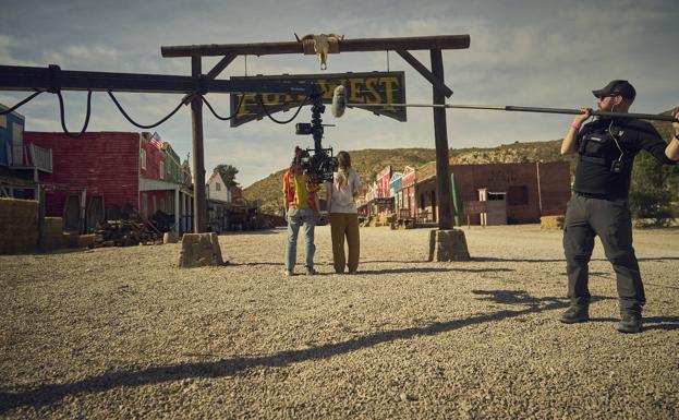 Imagen principal - Tres imágenes del rodaje en el Fun West de El Campello.