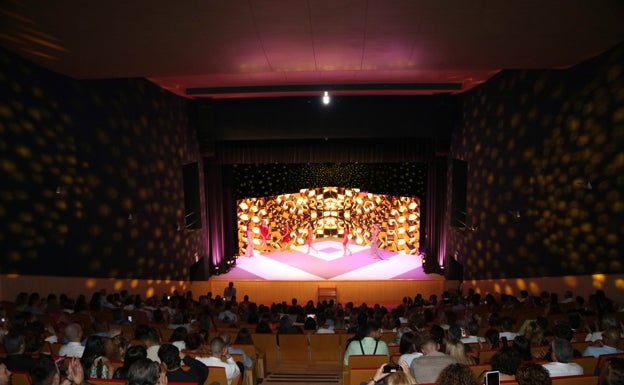 Imagen del Teatro Municipal Villa de Torrox durante la gala. 