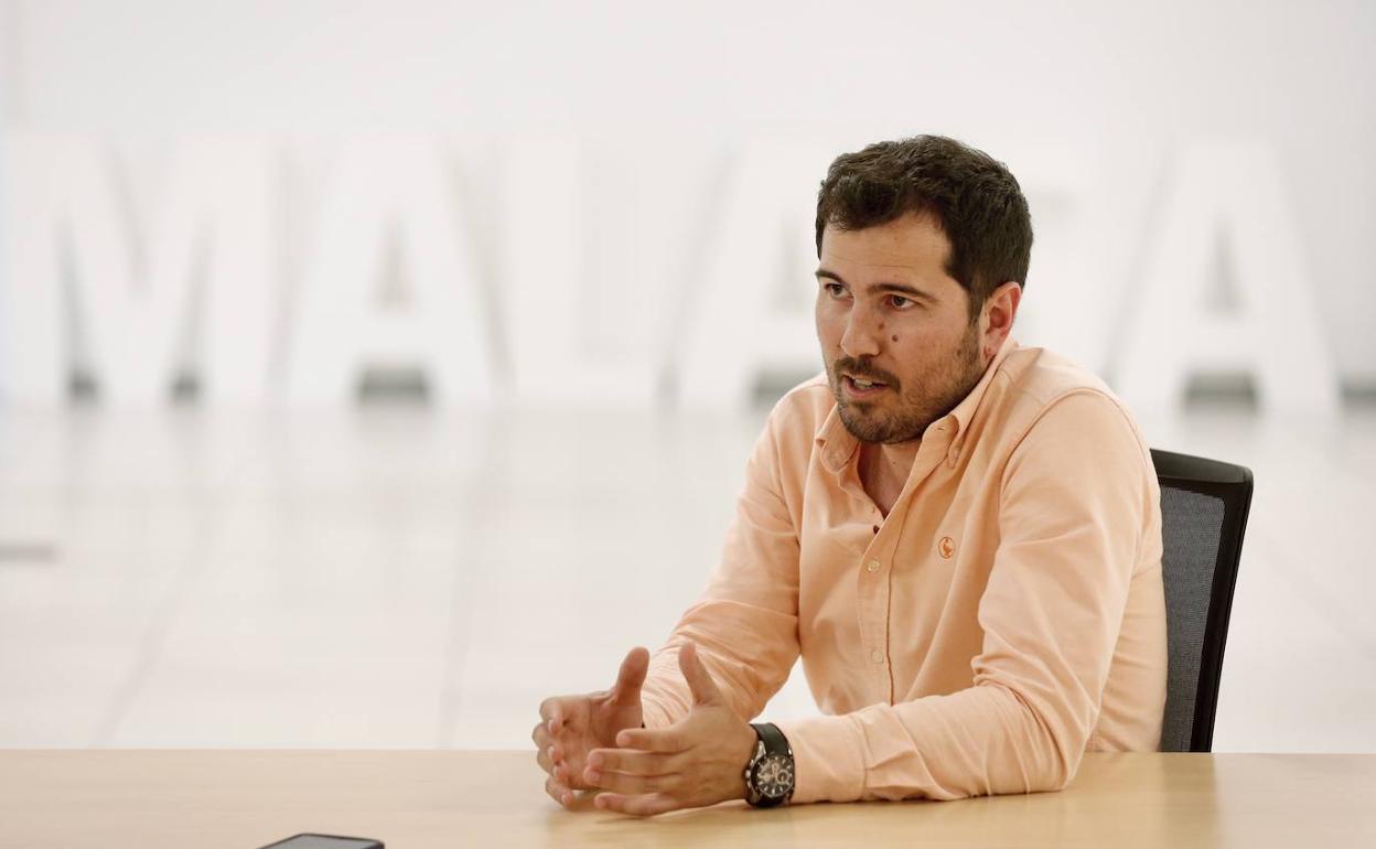 El joven traumatólogo onubense Abel Gómez, durante la entrevista con este diario. 