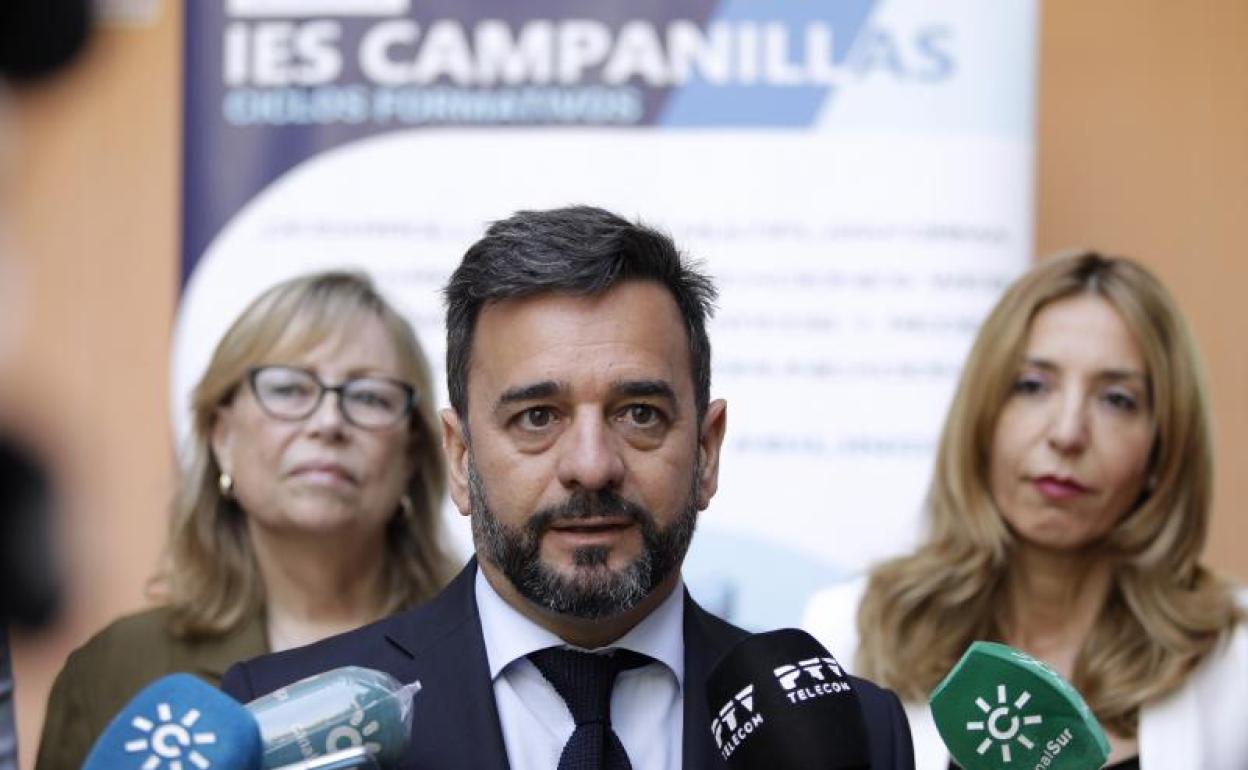 El consejero de Educación y Deporte, Manuel Alejandro Cardenete, durante su visita este lunes a Málaga. 