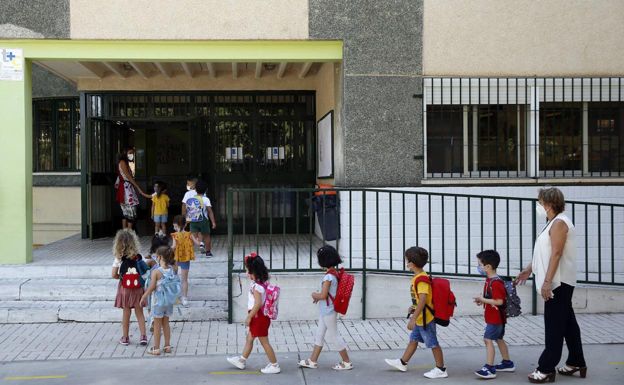 Un grupo de alumnos de Infantil, en su primer día de colegio en el CEIP Ciudad de Popayán. 