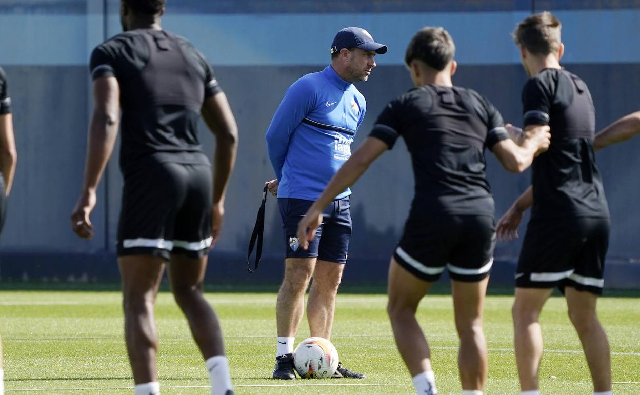 Pablo Guede dirige a sus hombres durante un entrenamiento del Málaga. 