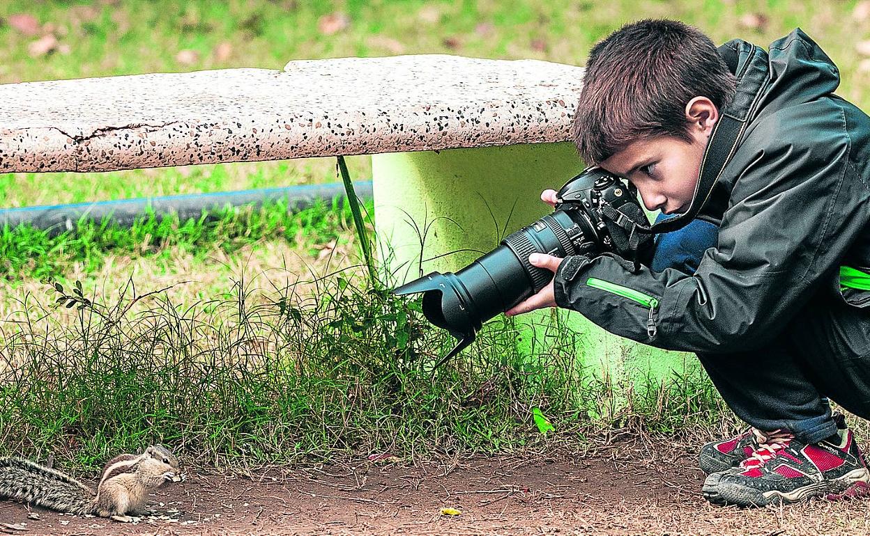 Carlos Pérez Naval tenía seis años en esta imagen y se encontraba de vacaciones con su padres en Sri Lanka. Ya apuntaba buenas maneras. 