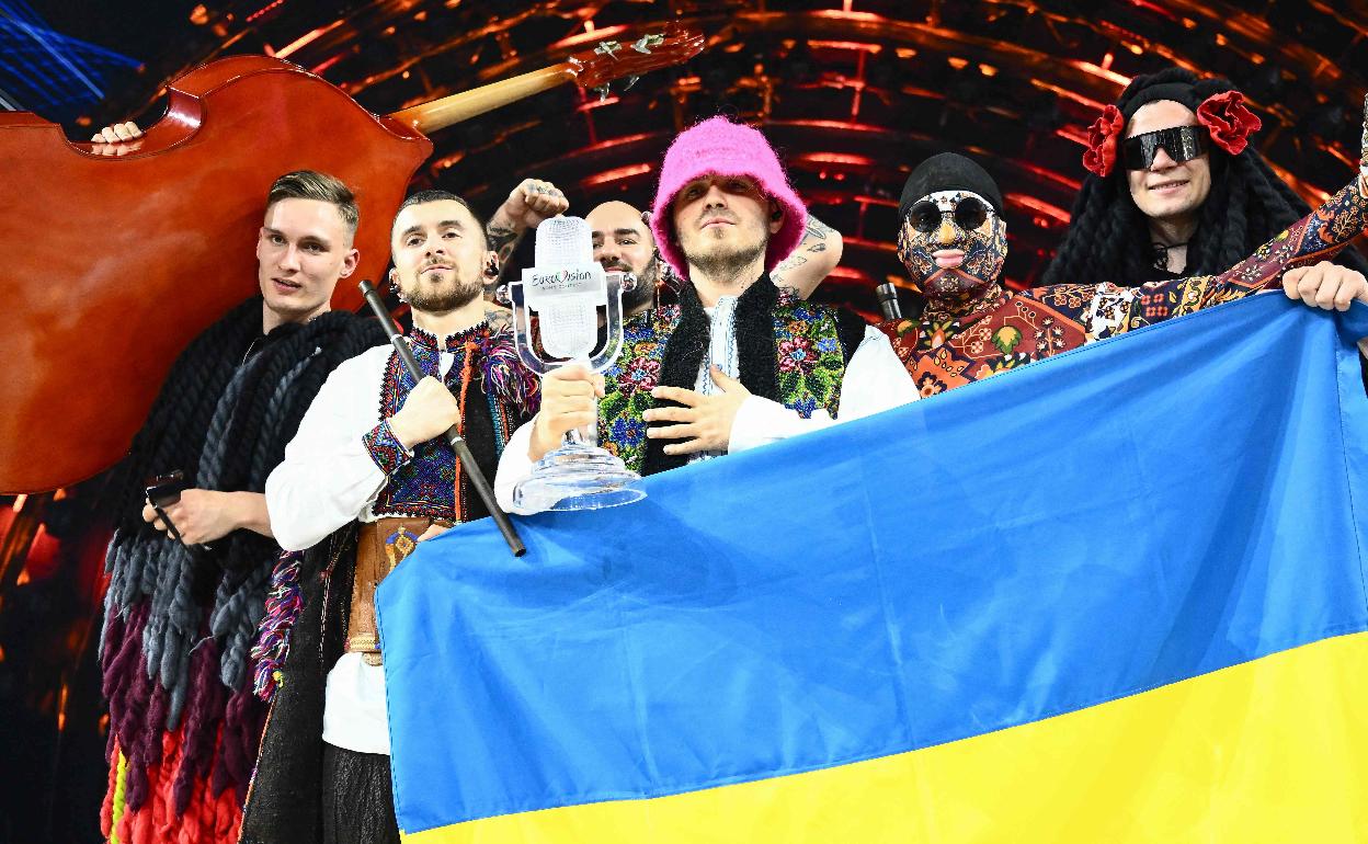 Los miembros de Kalush Orchestra posan con la bandera ucraniana y el micrófono de cristal en Eurovisión. 