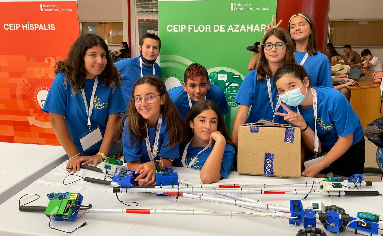Un grupo de estudiantes del colegio Flor de Azahar, de Cártama, que han presentado un bastón inteligente para personas con discapacidad visual. 