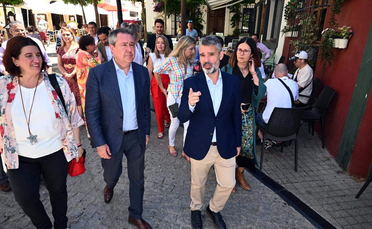 Blanca Fernández, Juan Espadas y José Bernal, este mediodía en el casco antiguo de Marbella.