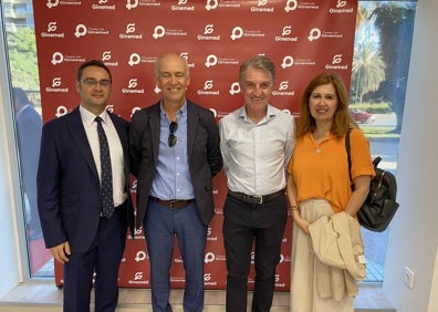 Imagen secundaria 1 - En la primera imagen, Alejandro Garrido, Miguel de la Rosa, Luis Chacón y María José Sánchez Gadeo, en la puerta de la clínica de Ginemed en Málaga. En la segunda, Luis Alonso, Luis Cruza, Manuel Ruiz y Ana Giménez. En la última, Mikel Ballesteiro, Antonio Pérez y María Antonia Garrido. 