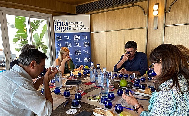 El jurado durante la cata de aceites. 