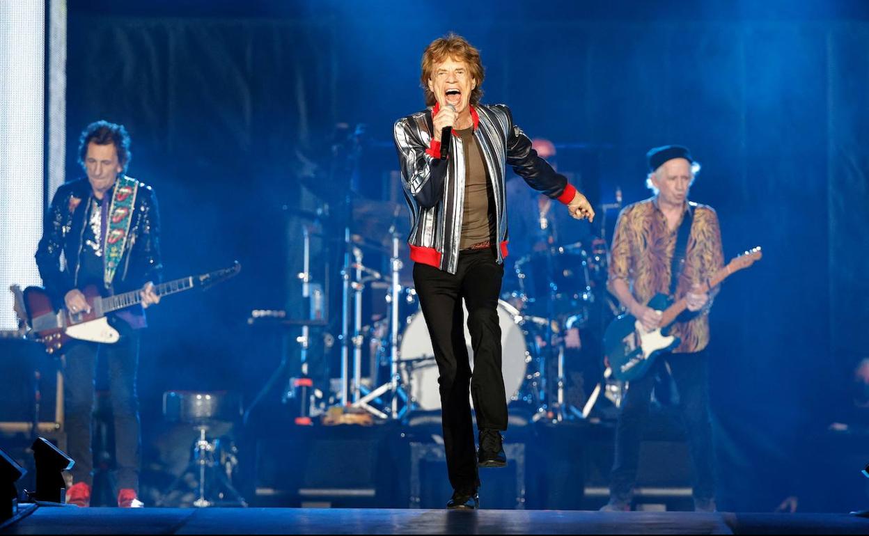Ronnie Wood, que hoy cumple 75 años, Mick Jagger y Keith Richards, durante un concierto de la gira No Filter Tour, en septiembre de 2021.