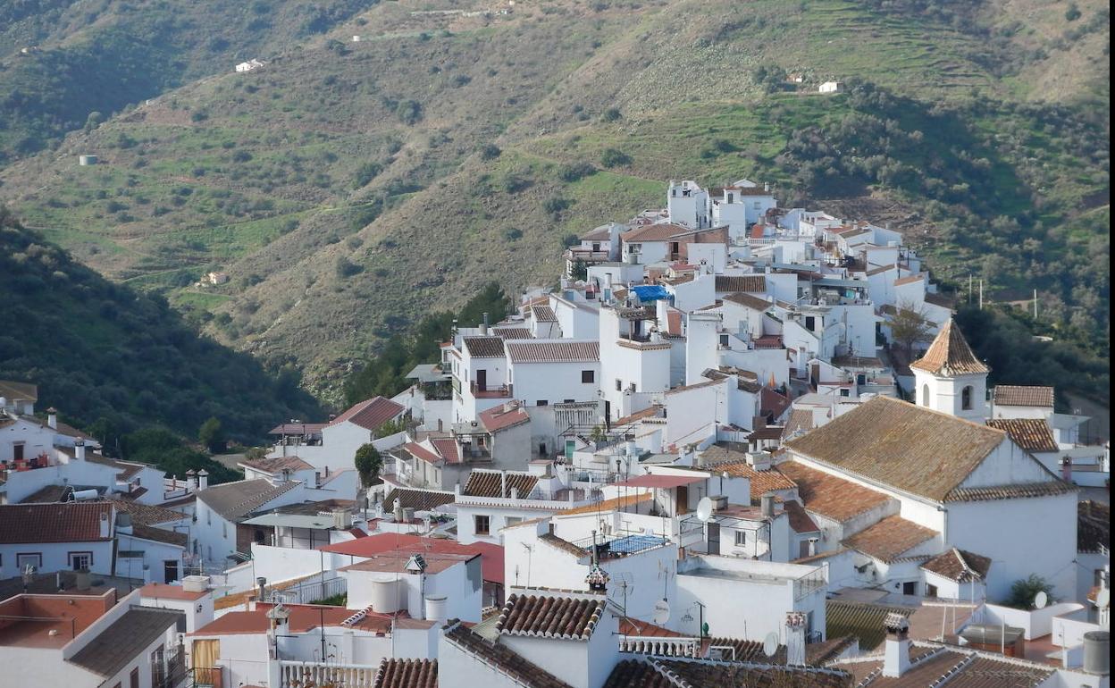 El casco urbano de Sayalonga axárquica se antoja alargado sobre una loma. 