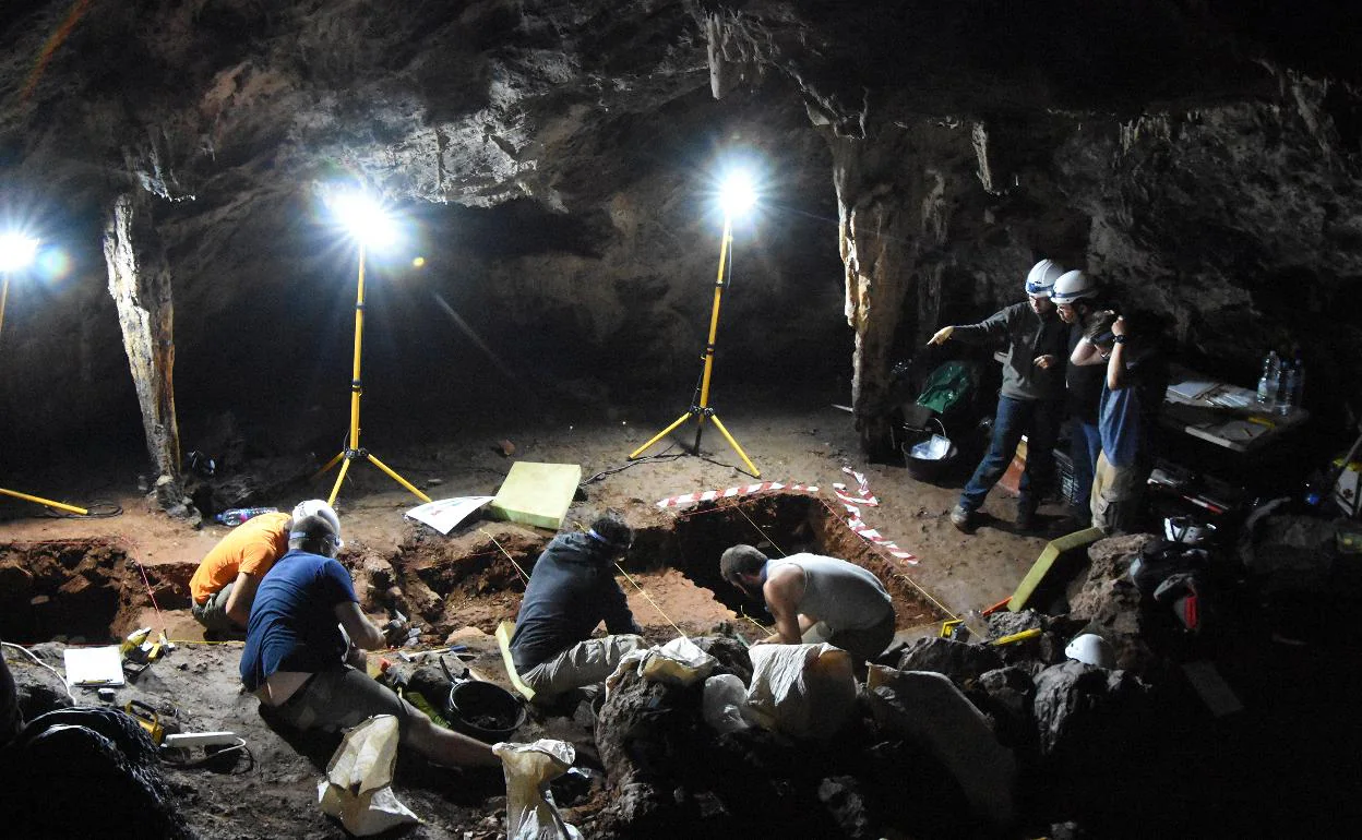 Excavaciones arqueológicas en la Cueva de Ardales.