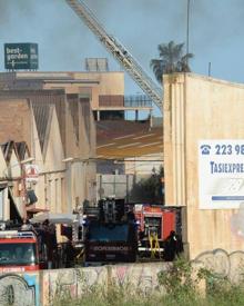 Imagen secundaria 2 - Incendio Málaga: Un incendio afecta a una nave de patinetes ubicada en el polígono Azucarera