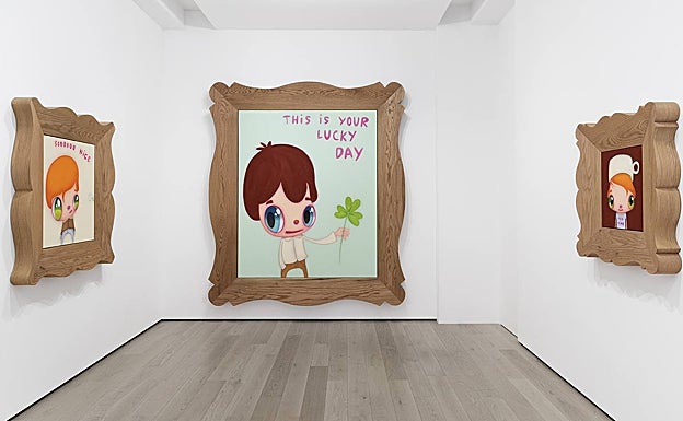 Tres de sus nuevos lienzos con inmensos marcos de madera. 