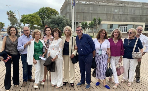 Imagen principal - En la primera imagen, familiares de José Miguel Fernández Pelegrina, entre ellos algunos primos y su hermana. En la segunda, amigos y familiares del homenajeado, a las puertas del auditorio de la Diputación. En la última, amigos saludando cariñosamente a Fernández Pelegrina antes de entrar al acto. 