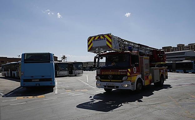Un camión de Bomberos sale de las cocheras de la EMT tras llenar el tanque. 