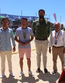 Imagen secundaria 2 - Tres imágenes de la primera jornada de la cita deportiva nacional de balonmano playa en Torrox. 