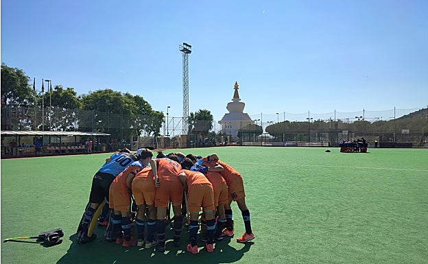 La piña de la plantilla del RH Privé Benalmádena, antes de un partido en La Estupa. 