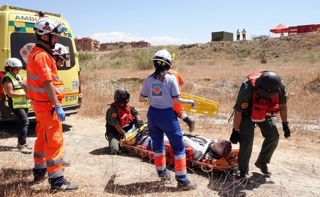 Uno de los simulacros de rescate que se han desarrollado dentro de las jornadas de catástrofes de la UMA. 