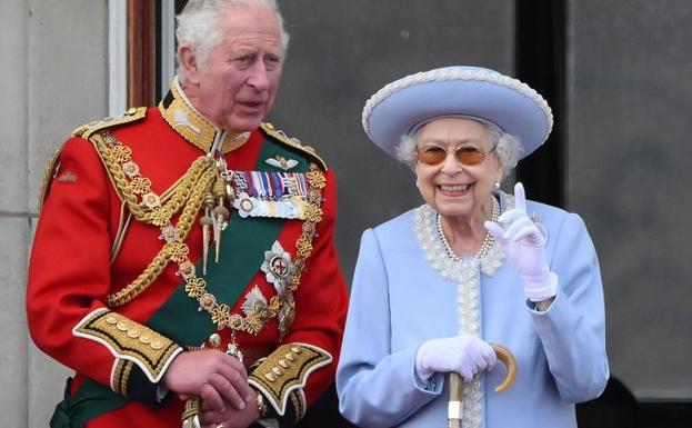 Isabel II y el Príncipe Carlos, este jueves en los actos en el palacio de Buckingham. 