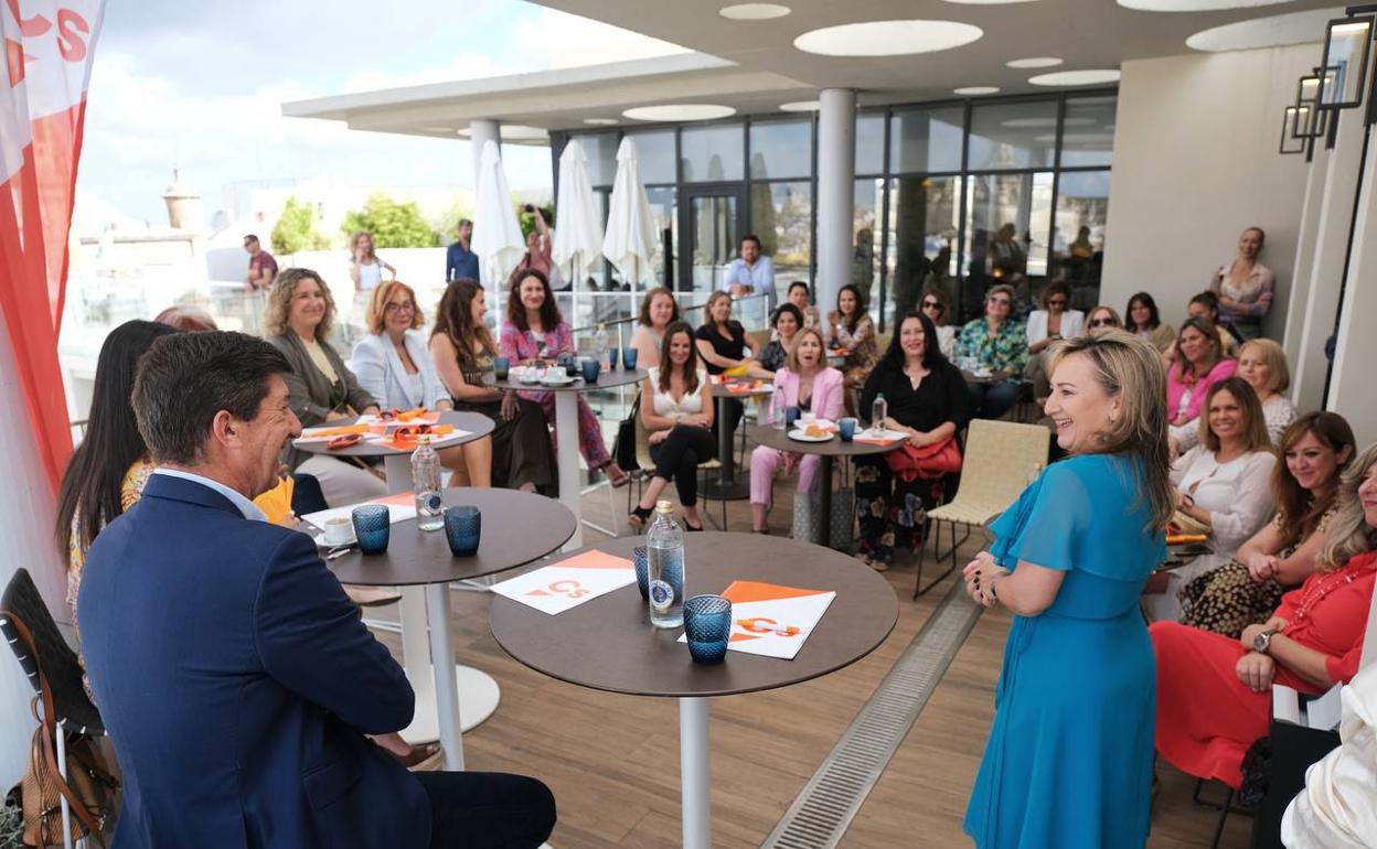 Marín mantuvo una reunión con mujeres empresarias de Sevilla el primer día de campaña