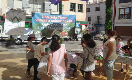 Los escolares, durante la actividad en la plaza de la Constitución de Torrox. 