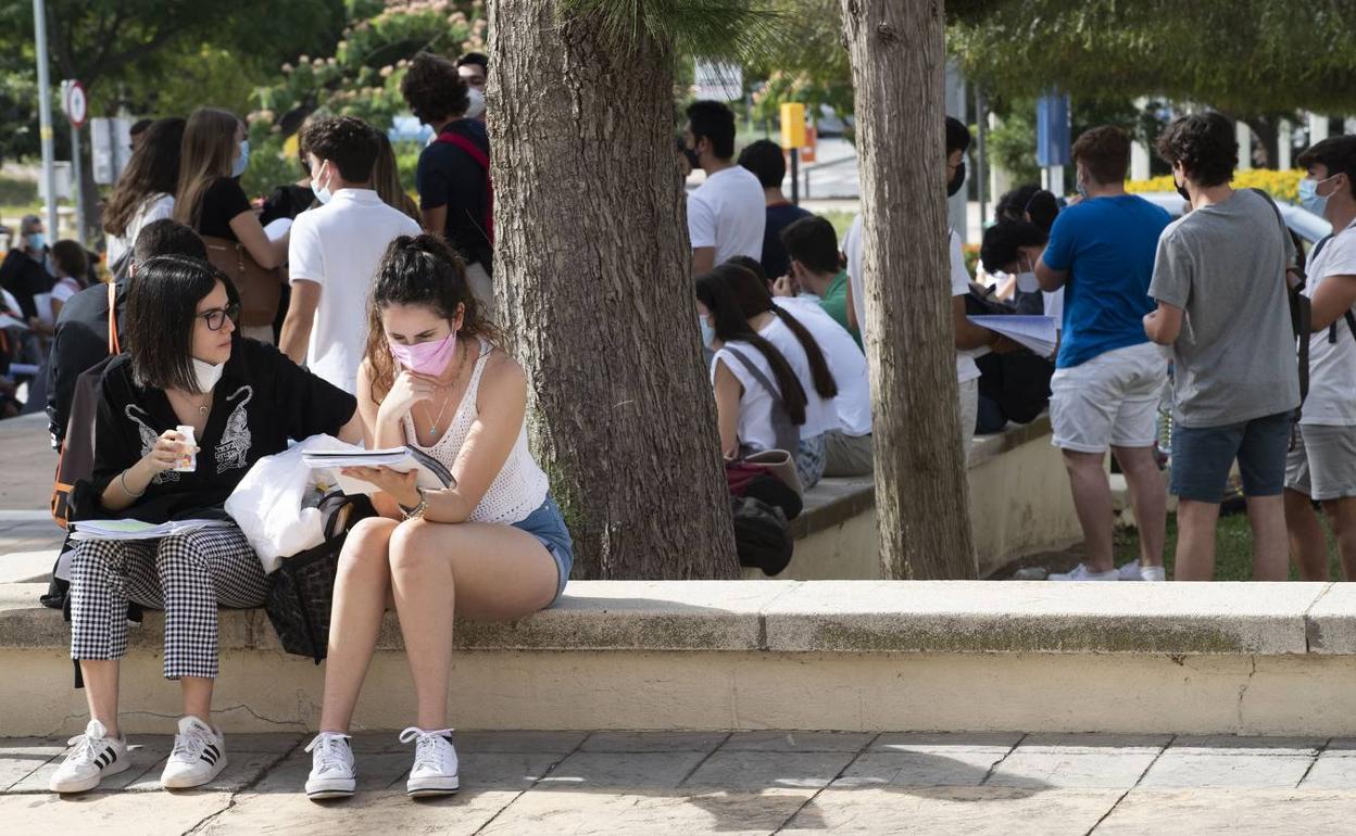 Imagen de archivo de estudiantes durante la Selectividad en Málaga.