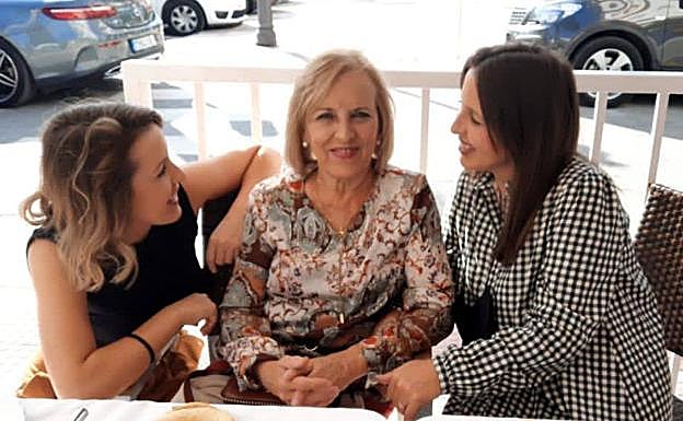 Antonia Lima, tras su trasplante de riñón, junto a sus hijas Silvia y Susana 