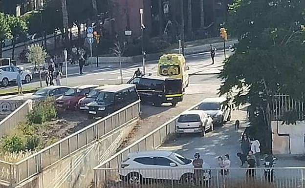 Traslado en ambulancia del menor desde el Guadalmedina al Hospital Materno 