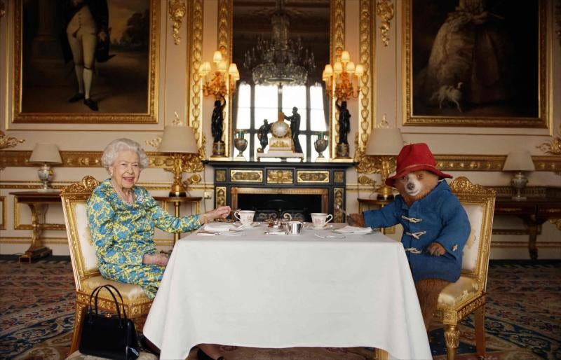 La reina Isabel II y el oso Paddington tomando un té en el Palacio de Buckingham. 