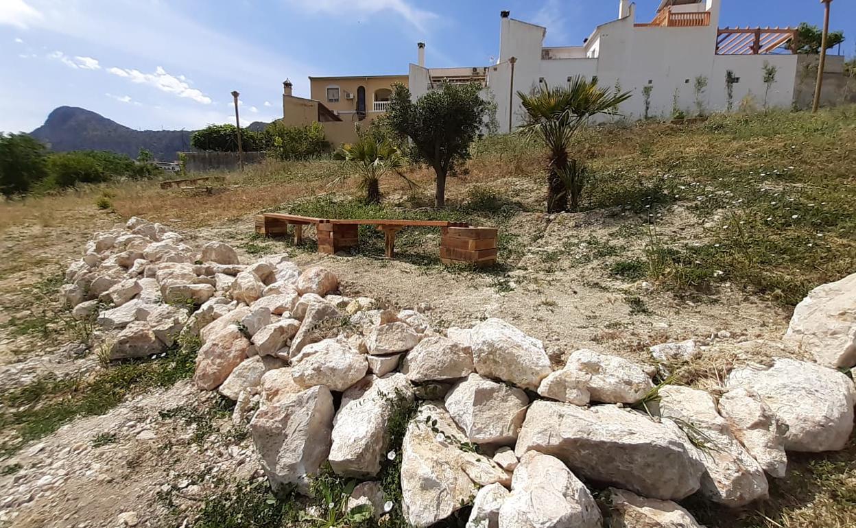 Primeras plantaciones en el aula ambiental de Cuevas de San Marcos.