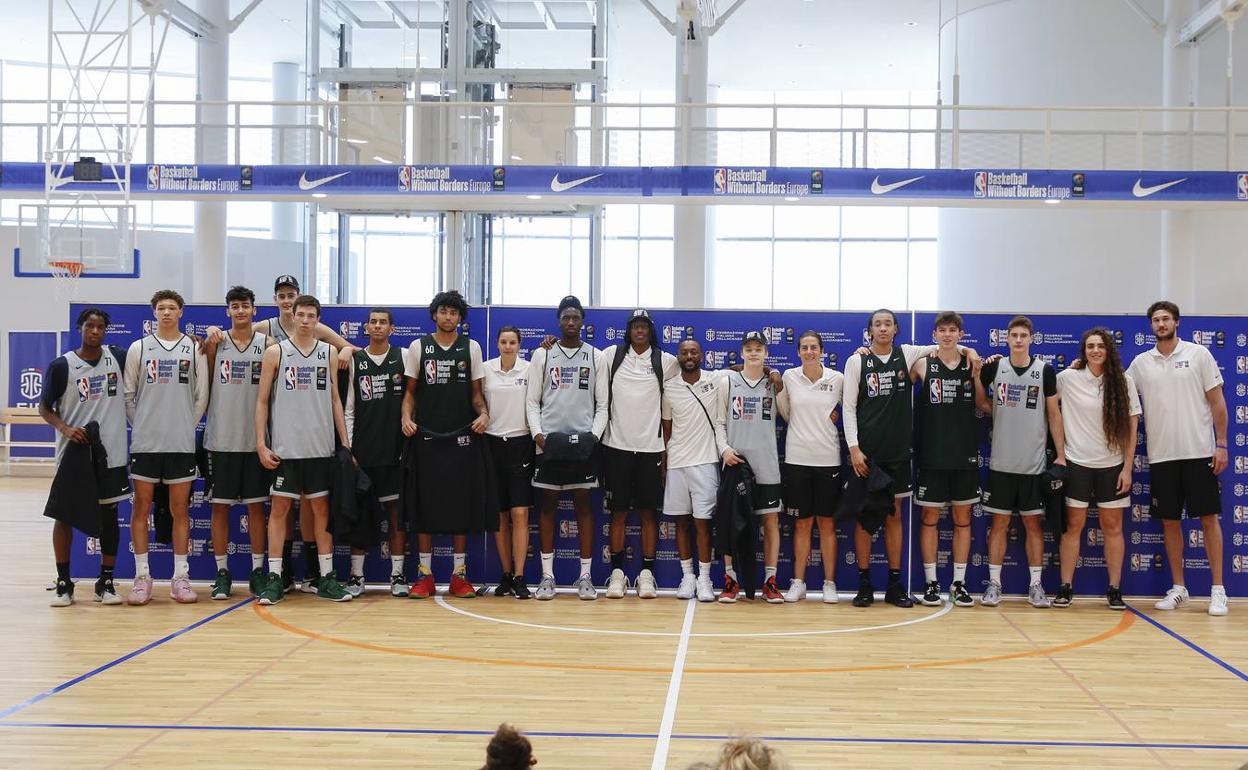 Folgueiras, quinto por la izquierda, con la selección de los mejores jugadores y jugadoras del campus.