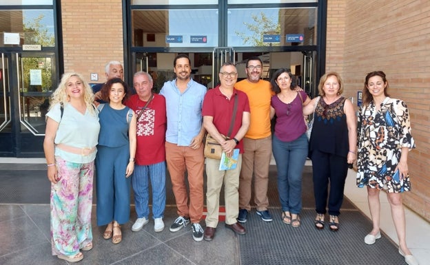 Foto de familia de los candidatos locales de Por Andalucía con representantes del Sindicato de Apoyo Mutuo de la UMA. 