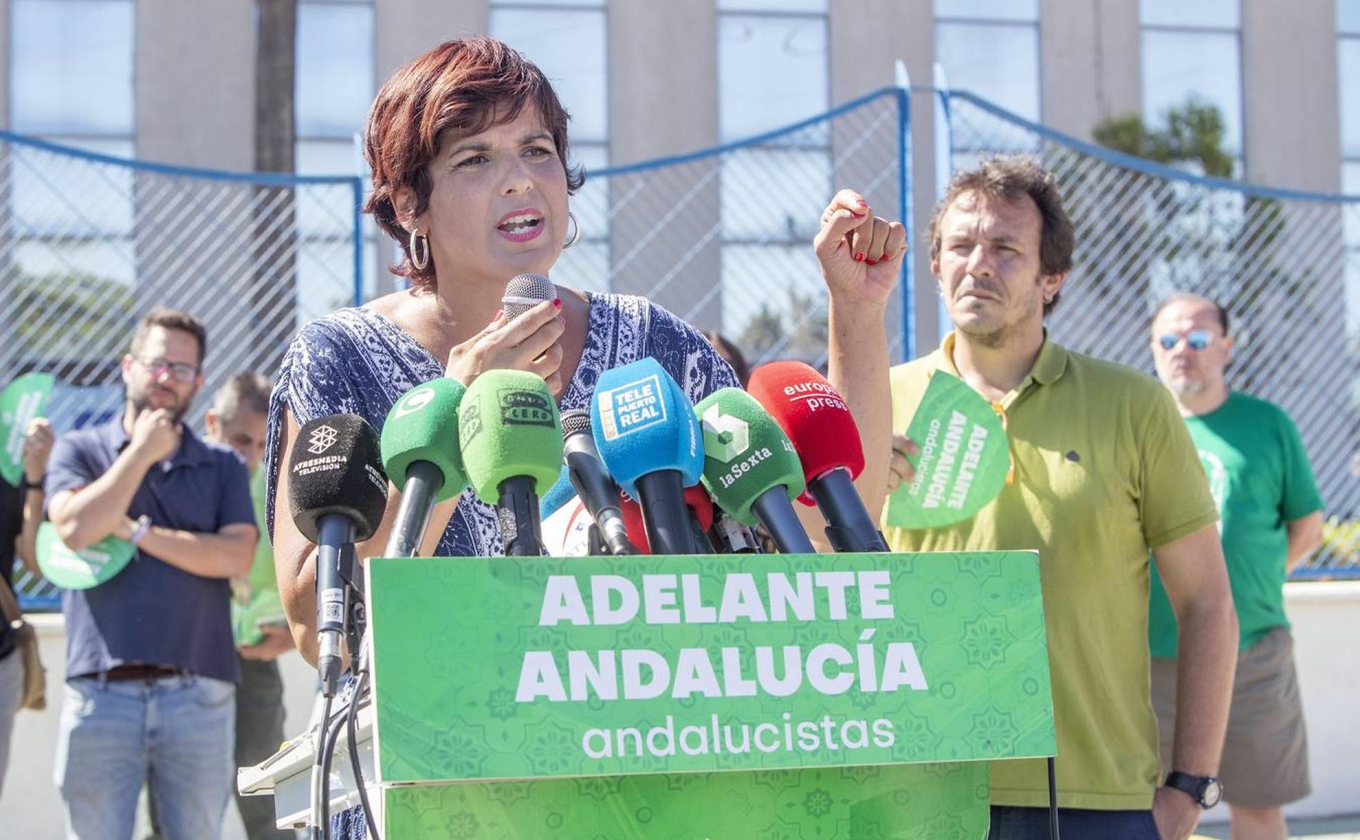 Teresa Rodríguez y José María González 'Kichi', este martes a las puertas de la fábrica de Airbus en Puerto Real. 