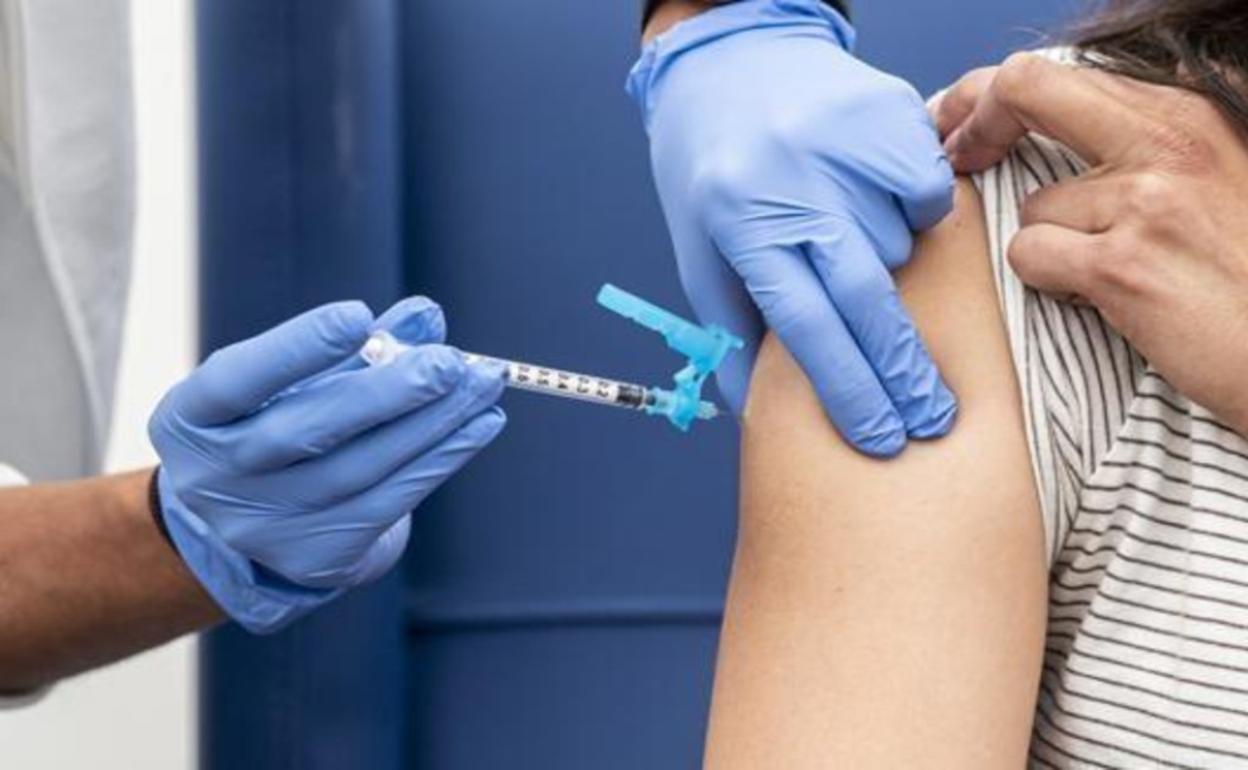 Vejiga hiperactiva: el nuevo efecto secundario asociado a la vacuna frente al Covid